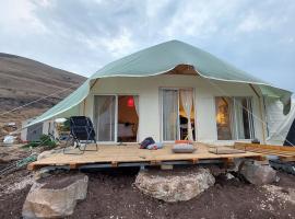 Eco house on the mountain, hotel a Yavneʼel