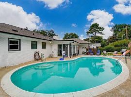 Poolside Bungalow with Fire Pit Fun and King Suite、シャーロットのバンガロー