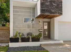 NEW! The Hydeaway North - Gorgeous Modern Home Near UT & DT Tampa