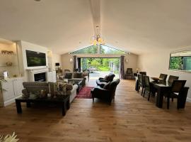 Family-friendly country home w/great room & annexe, hotell i Cranleigh