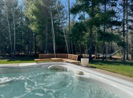 Luxury Forest Oasis 4 beds 4 baths and Hot tub, family hotel in Cocagne 