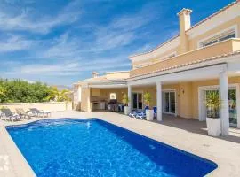 Villa Esplendida by Abahana Villas