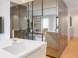 Enjoyer - Seafront apartment with PRIVATE Heated POOL and terrace, hotel in Split