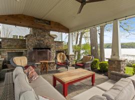 Luxury Conesus Lakeside Dock Modern Amenities, hotel with parking in Livonia
