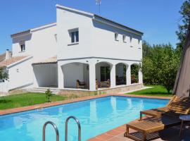 Gran Chalet con Piscina (8-10 pp), hotell i La Eliana