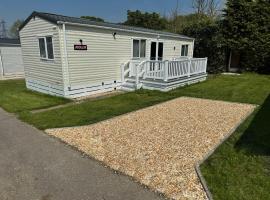 Rosa - Bournemouth Holiday Home, hotel a Wimborne Minster