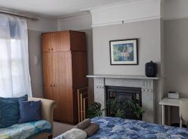 Comfort and Convenience double with ensuite London W7, homestay in London