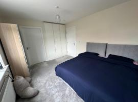 Pvt ensuite room , fast public transport connection to city center, hotel with parking in Dublin