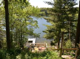 Decompression Zone - Little Spider Lake, hotel with parking in Arbor Vitae