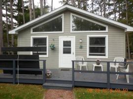 Duxbury - Cozy Cottage on Lake Minocqua, feriehus i Minocqua