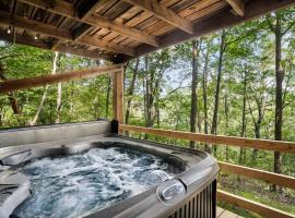 Secluded Cabin Hot Tub, Huge Deck, Fire Pit, WiFi, cottage in Hedgesville