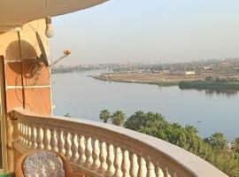 شقة فندقيه فاخرة بمنطقة المعادى صف اول جميع الغرف تطل على النيل A luxury hotel apartment in Maadi, first row. All rooms overlook the Nile、カイロのバケーションレンタル