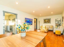 Newly Remodeled 3B2B House, hotel with parking in Glendora