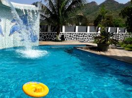 Zio Kailasa - a getaway amidst greenery, giant cascading pool, peaceful outdoors, hotell i Chinchavli