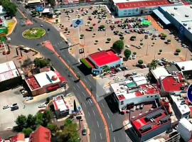 Departamentos 1 min Plaza las Am&eacute;ricas，莫雷利亞的自炊式住宿