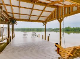 Lakefront Hodges Home with Dock about 6 Mi to Downtown!, αγροικία σε Waterloo