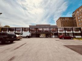 The Village Inn Hotel, hotel with parking in Milwaukee