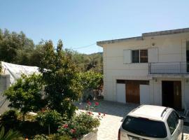 Holiday house in a quiet and comfortable place 13 km away from the sea, hotel con parking en Delvinë
