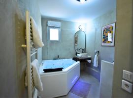 Oasis SPA Bath et Jardin Parisien, hotel with hot tubs in Aubervilliers