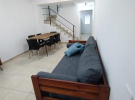 Hermoso Duplex en San Miguel, ξενοδοχείο σε General Sarmiento