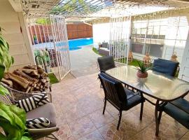 Vacation Home with Private Pool, stuga i Dallas