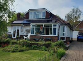 Double room with ensuite shower room in quiet, private house – obiekt B&B w mieście Steyning