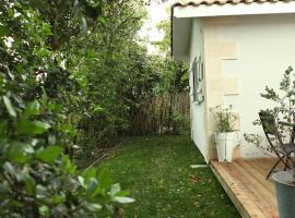 Villa Petit Caprice - Piscine privée au calme dans jardin arboré, hotel in Lanton