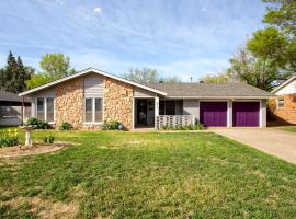 Pet-friendly 3br 2ba with huge, fenced yard!, cottage in Amarillo