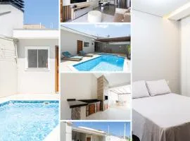 CASA em Bal Picarras 400m PRAIA, 1 suíte, 2 quartos, PISCINA, CHURRASQUEIRA 2 vagas privativas de garagem, TODOS os quartos e sala de estar CLIMATIZADOS, cozinha completa, acomoda até 8 pessoas