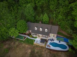 Massive Asheville Compound A Memorable Experience, cottage in Weaverville