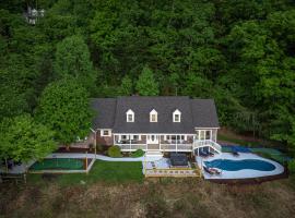 Massive Asheville Compound A Memorable Experience, hotel i Weaverville