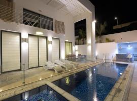New ! 430m Luxury Best Top Class 8-Bdr Exclusive Villa Top Design HEATED Pool Jucuzzi Sauna, ξενοδοχείο στο Εϊλάτ