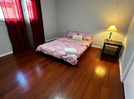 Affordable Stay in Brampton-Plaza, Gym, Bus at walking distance B2: Brampton şehrinde bir pansiyon