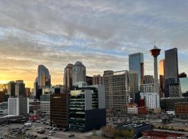 Heart of Downtown Calgary Spacious Luxury Condo with Stunning Views and Premium Amenities, hotel with parking in Calgary