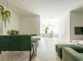 New Luxurious Apartment With 2 Bedrooms & Garden, viešbutis mieste Rozendalis