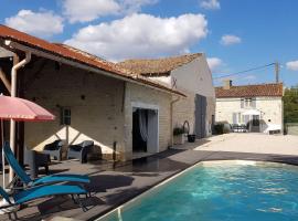 Appealing holiday home in Loubigné with private pool, vakantiehuis in Loubigné