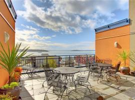 DT Designer's 2BR Condo Parking Tub Pool - 99 walk score، شقة في سياتل