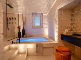 Naiira Luxury Trullo - jacuzzi and patio