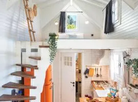 The Box House & Charming Private Tiny House & Pool