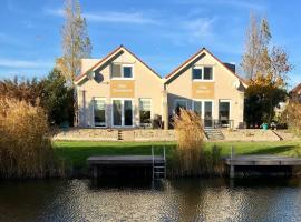 Villa Sunlight Comfortable Vacation Home, stuga i Makkum