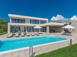Modern holiday home in Novigrad with swimming pool, hotel amb aparcament a Bužinija