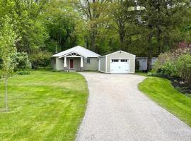 4358 W, Lake Road home, hotel in Mayville
