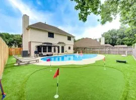 Amazing Getaway Home - 4 Bedrooms 2,5 Baths - West Houston, Katy, Richmond - Huge Pool, Mini-Golf, PingPong, Billards, BBQ, Katy Asian Town, Typhoon Waterpark, King Bed