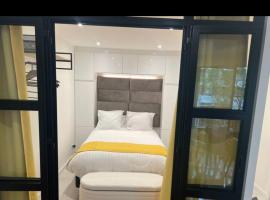 Deux. Pièces face à la scène., khách sạn ở Neuilly-sur-Seine