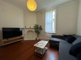Best Price 2 Bedroom House Glebe, vila di Sydney