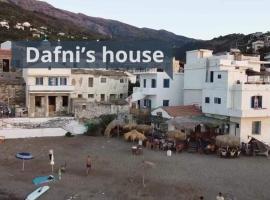 Dafnis beach house, Hotel in Karavostamo
