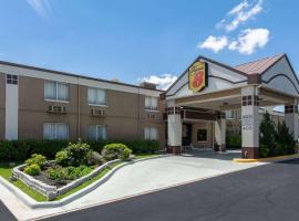 Super 8 by Wyndham Grand Prairie North, hotel din apropiere 
 de International Wildlife Park, Grand Prairie