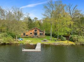 Lakefront Family Home, Kayaks, Hot Tub, Fireplace, hotel din Lake Ariel