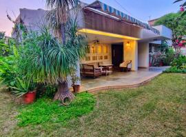 Cute Garden Home in Ahmedabad City Center, hotel en Ahmedabad