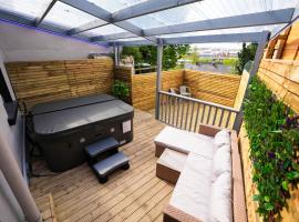 Luxury Hot Tub Retreat Derry City, hotel in Derry Londonderry